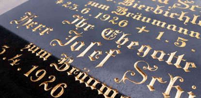 Grabinschrift graviert und mit Blattgold vergoldet Grabinschrift graviert und mit Blattgold vergoldet